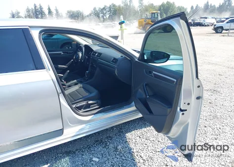 2017 Volkswagen Passat 1.8T R-Line из США, поврежденный, VIN 1VWDT7A31HC069071